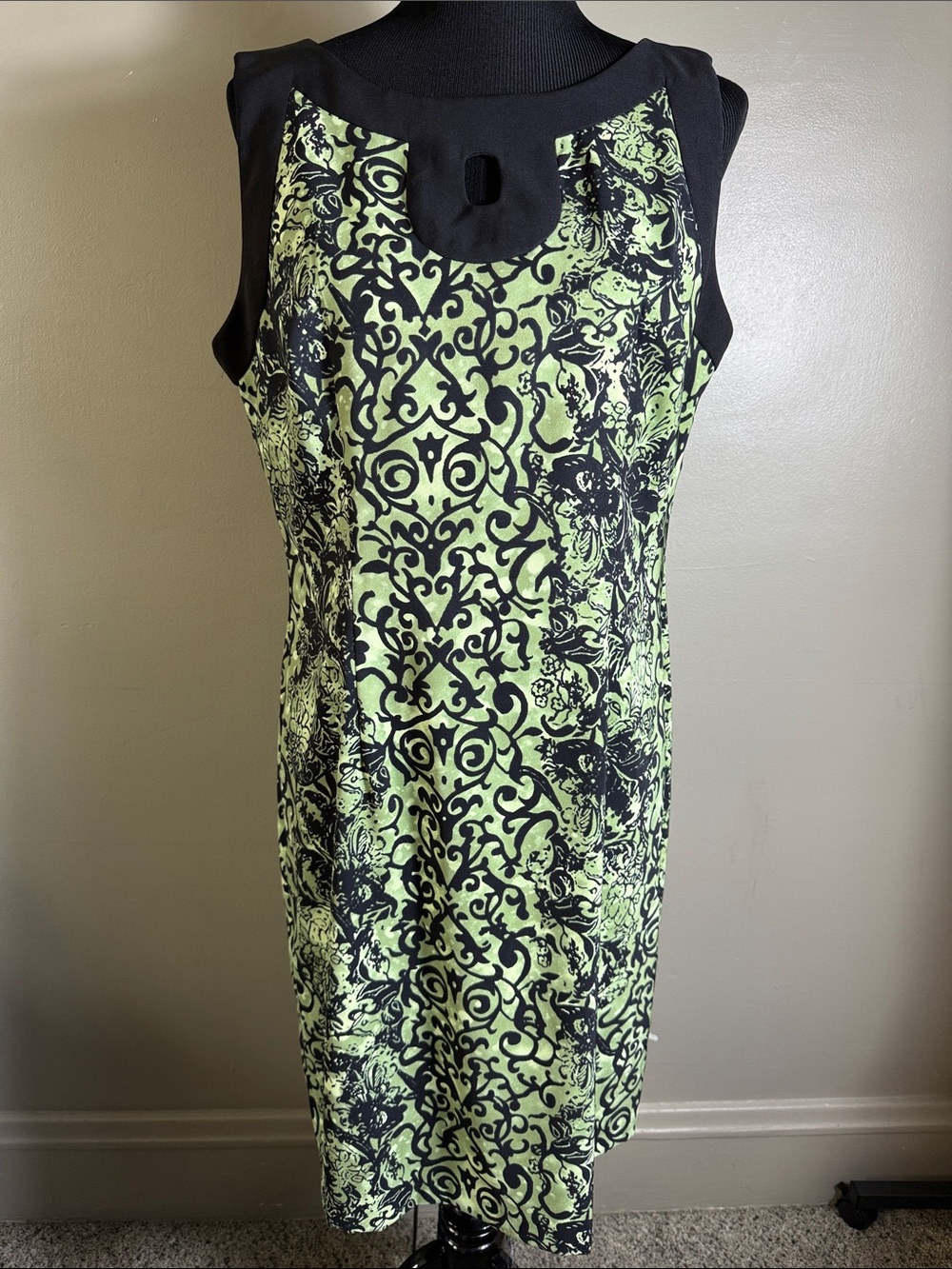 Connected Apparel Sleeveless Black & Green Shift Dress Damask Print Keyhole Acce